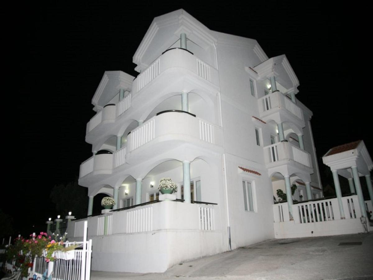 Apartments Villa Happy Mrcevac Екстер'єр фото